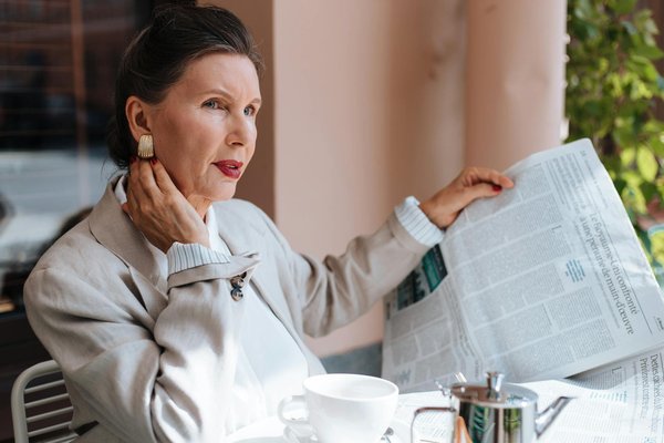 Comment marier une jupe en soie avec un haut en cachemire pour un look chic et douillet ?